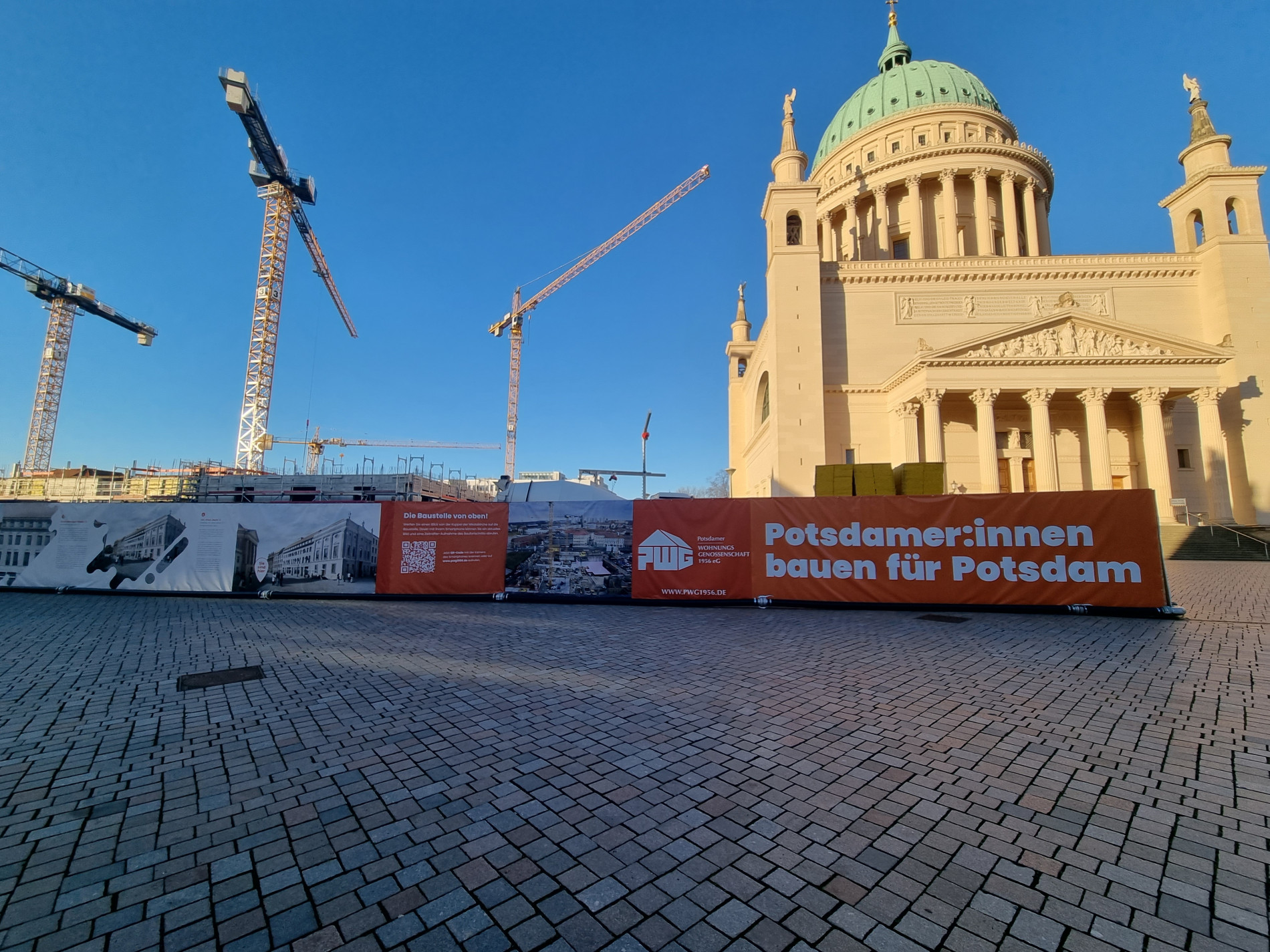 Die drei Leben der Bauplanen am Alten Markt