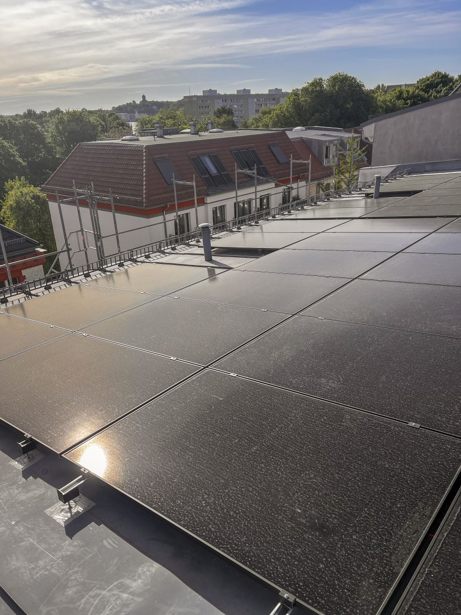 Verhüllt, installiert, Sonne getankt