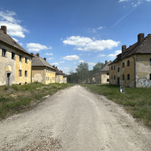 Krampnitz Bergviertel alte Bauten und Weg