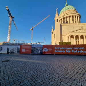 Über mehrere Jahre informierte die 1956 auf 200 Metern Bauzaun über die geplanten Neubauten, die Geschichte des Standortes und die Genossenschaft.