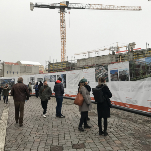 Immer, egal zu welcher Jahres- und Uhrzeit, selbst bei Wind und Wetter studierten Interessierte die Texte und Abbildungen der Bauzaunausstellung. Medien berichteten und selbst Briefe und Mails mit Fragen und Kommentare erreichten uns.