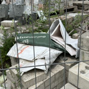 Einige der Planen mussten nach einer "wilden Entsorgung" wieder geborgen werden bevor sie ganz unter Bauabfällen verschwanden.