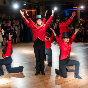 Showtanz-Auftritt in roten Kostümen (c) Thomas Hölzel