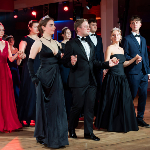 Eröffnungstanz der festlich gekleideten Debütantinnen und Debütanten (c) Thomas Hölzel