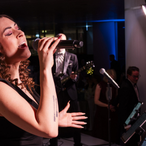 Eine Sängerin auf dem Potsdamer Gala Ball 2025 (c) Thomas Hölzel