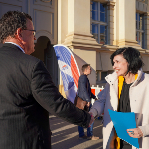 Oberbürgermeisterin vor dem Plögerschen Gasthof