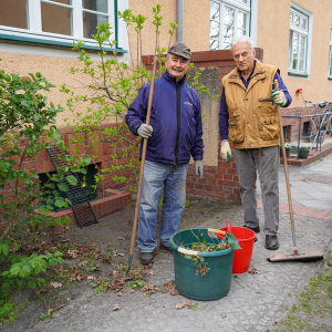 Am Schragen wird Unkraut gejätet
