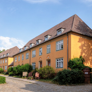 Straßenzug am Platz der Einheit mit Blick auf die Nikolaikirche
