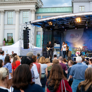 Die Live-Band Band Fortunate spielt Ihren Abschlusssong auf der Bühne