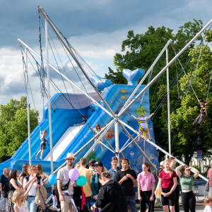 eine blaue Hüpfburgrutsche sowie ein Trampolin für Kinder die das Fest der PWG 1956 eG besuchen