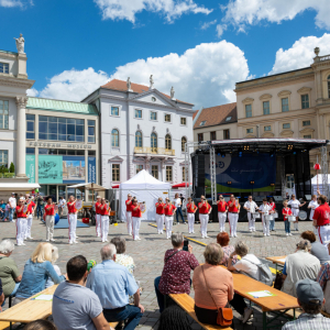 der Fanfarenzug Potsdam gibt ein Konzert auf dem Alten Markt zur 70 Jahres Feier der PWG 1956 eG