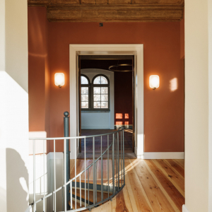 Wendeltreppe zum Obergeschoss mit Wintergarten