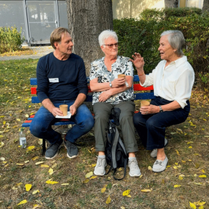 Mitglieder testen die Bank aus