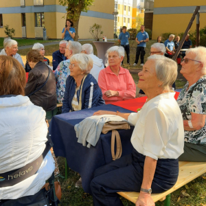 Interessierte Mitglieder auf der Einweihungsfeier